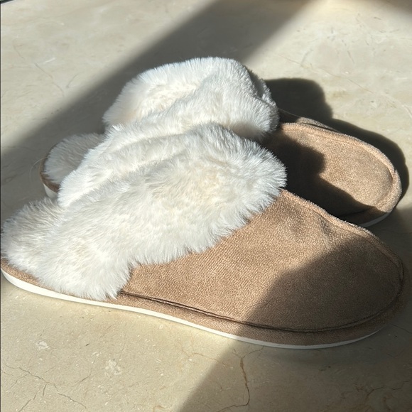 Slippers - Picture 1 of 5